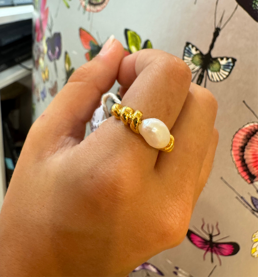Gold twist pearl ring
