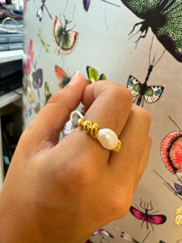 Gold twist pearl ring